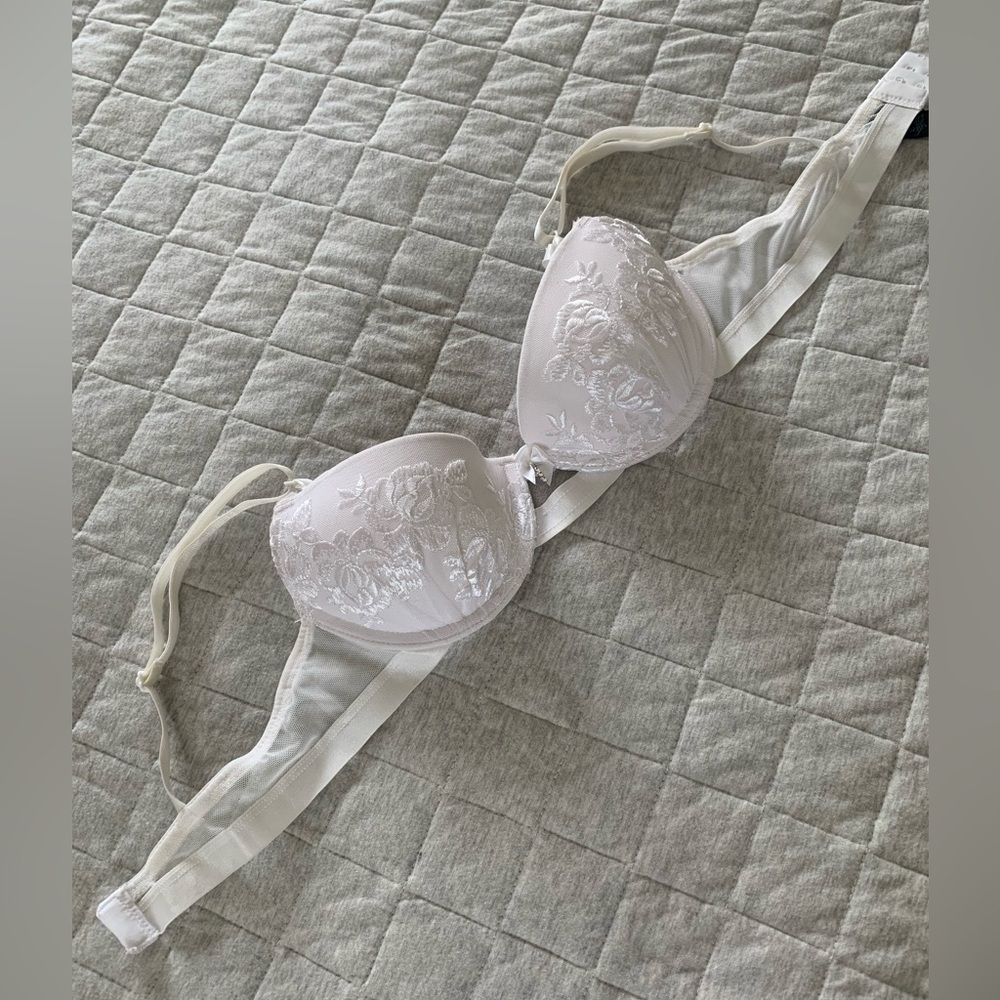34A elegant white lace & mesh push-up bra w tiny jewel in middle